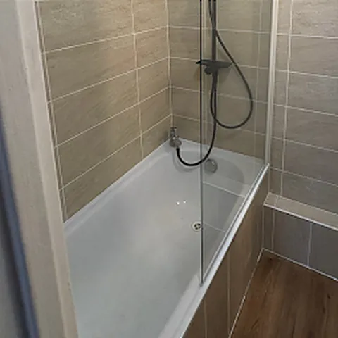 Après : baignoire avec pare-bain et faïence neuve