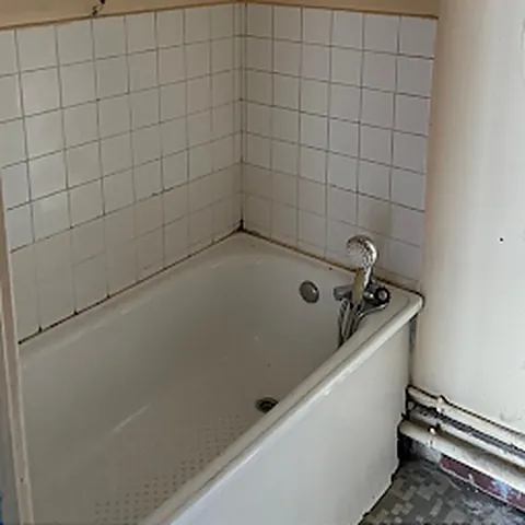 Avant : baignoire et carrelage anciens