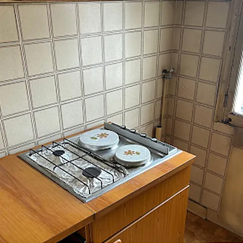 Avant : cuisine ancienne avec réchaud au gaz