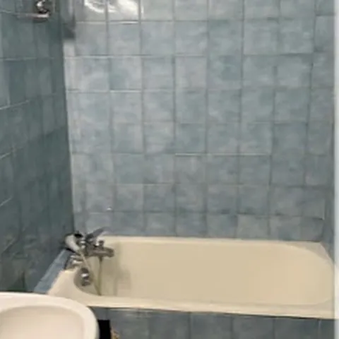 Avant : ancienne baignoire carrelée en bleu