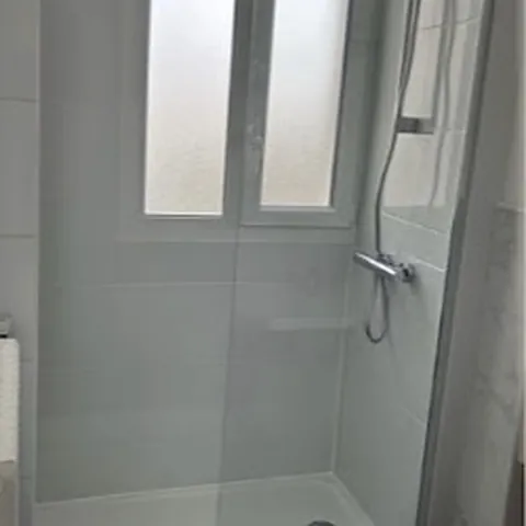 Après : douche vitrée avec mitigeur thermostatique