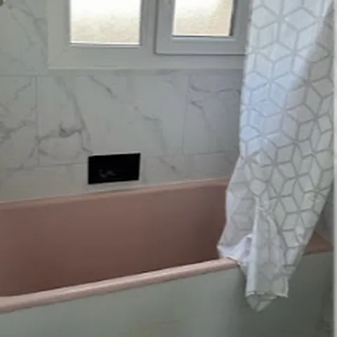 Avant : baignoire rose et rideau de douche