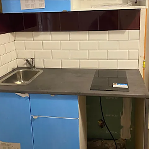 Après : kitchenette avec évier, plaque et crédence
