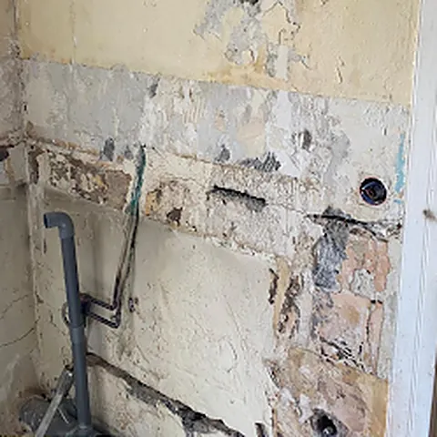 Avant : murs décapés avant travaux