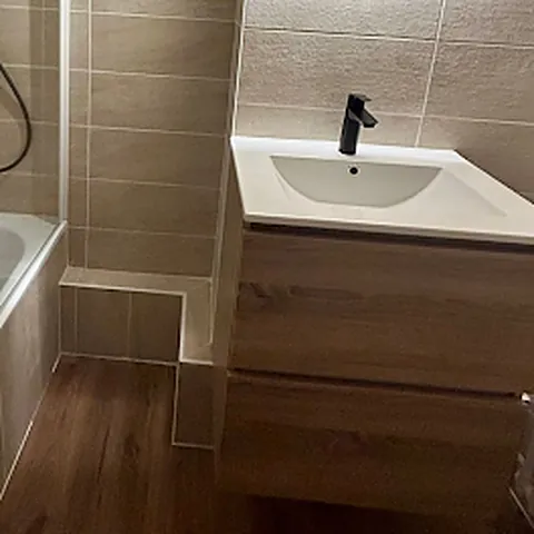 Après : meuble vasque en bois et faïence neuve