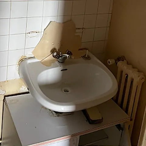 Avant : lavabo ancien et murs dégradés