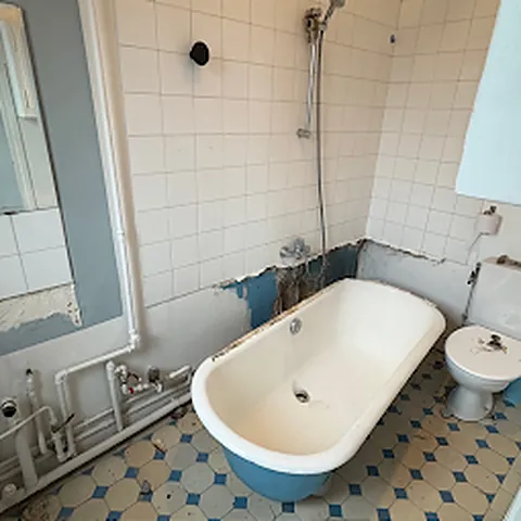 Avant : baignoire sabot et sol carrelé ancien