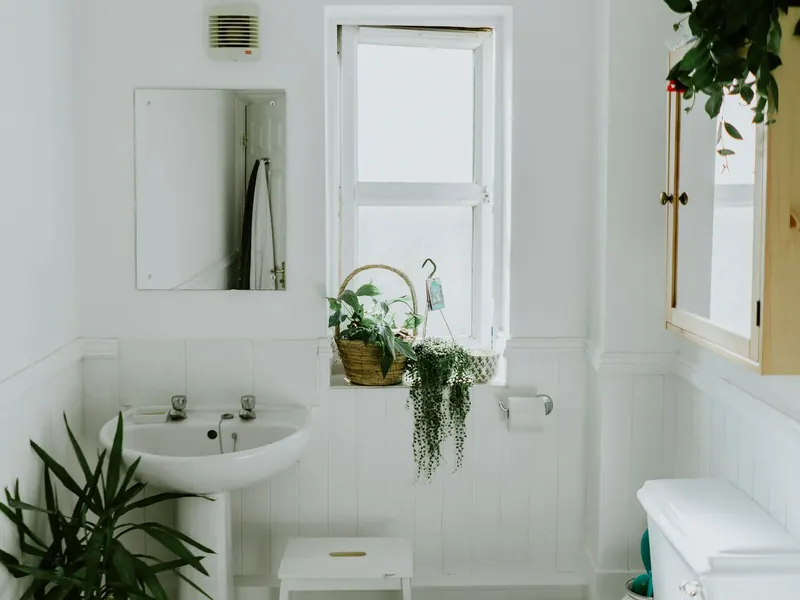 Toilettes et lavabo dans une salle d'eau lumineuse